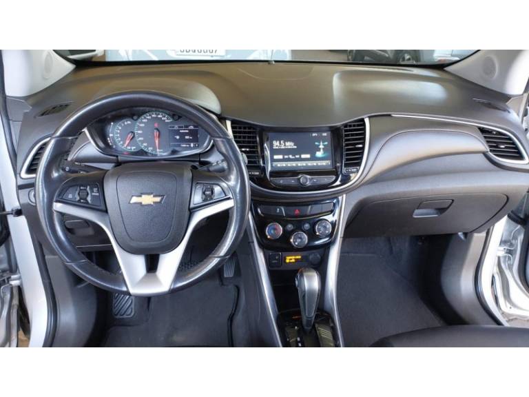 CHEVROLET - TRACKER - 2018/2019 - Prata - R$ 99.000,00