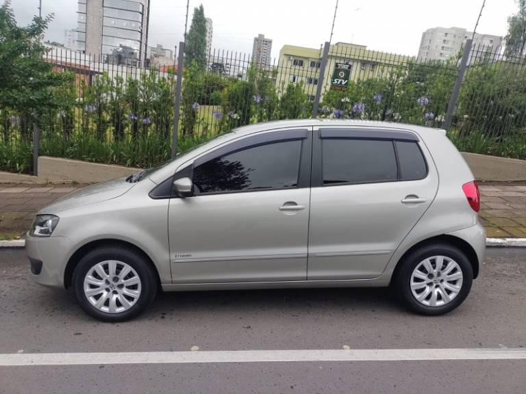 VOLKSWAGEN - FOX - 2013/2013 - Prata - R$ 45.000,00