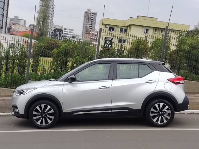 NISSAN - KICKS - 2017/2018 - Prata - R$ 88.000,00