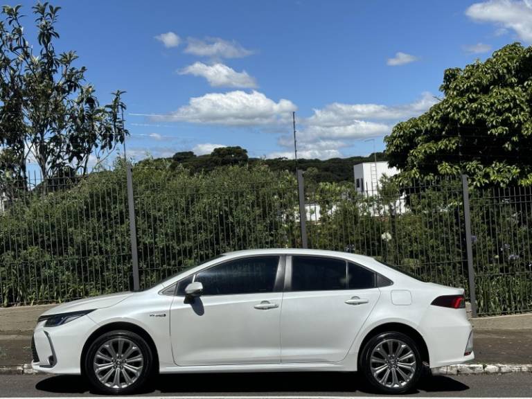 TOYOTA - COROLLA - 2021/2022 - Branca - R$ 142.000,00