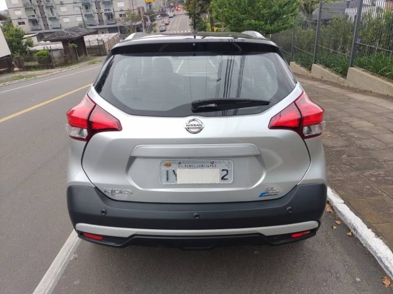 NISSAN - KICKS - 2017/2018 - Prata - R$ 88.000,00