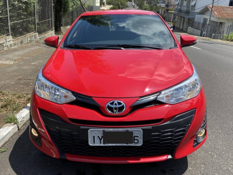 TOYOTA - YARIS - 2018/2019 - Vermelha - R$ 72.000,00