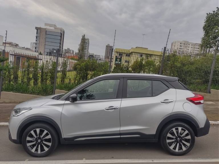 NISSAN - KICKS - 2017/2018 - Prata - R$ 88.000,00