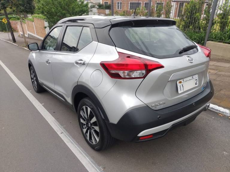 NISSAN - KICKS - 2017/2018 - Prata - R$ 88.000,00