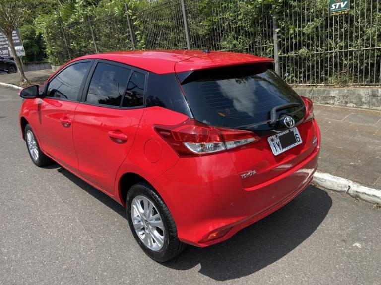 TOYOTA - YARIS - 2018/2019 - Vermelha - R$ 72.000,00