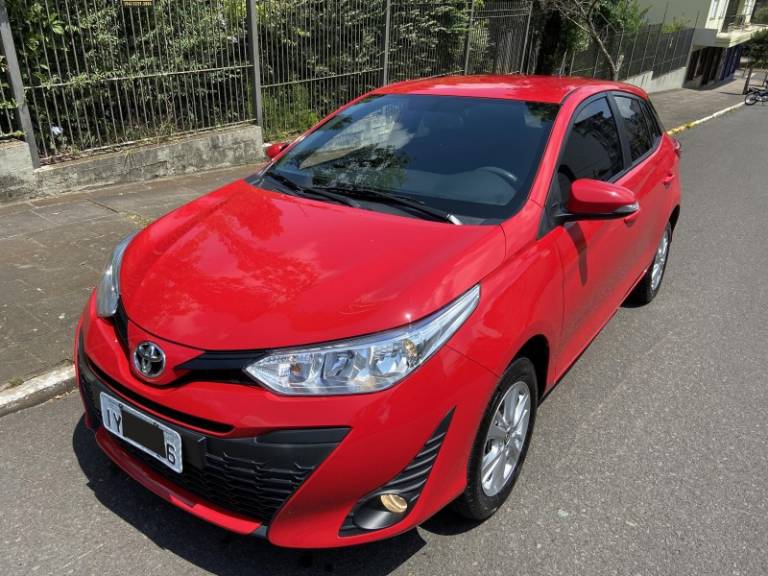 TOYOTA - YARIS - 2018/2019 - Vermelha - R$ 72.000,00