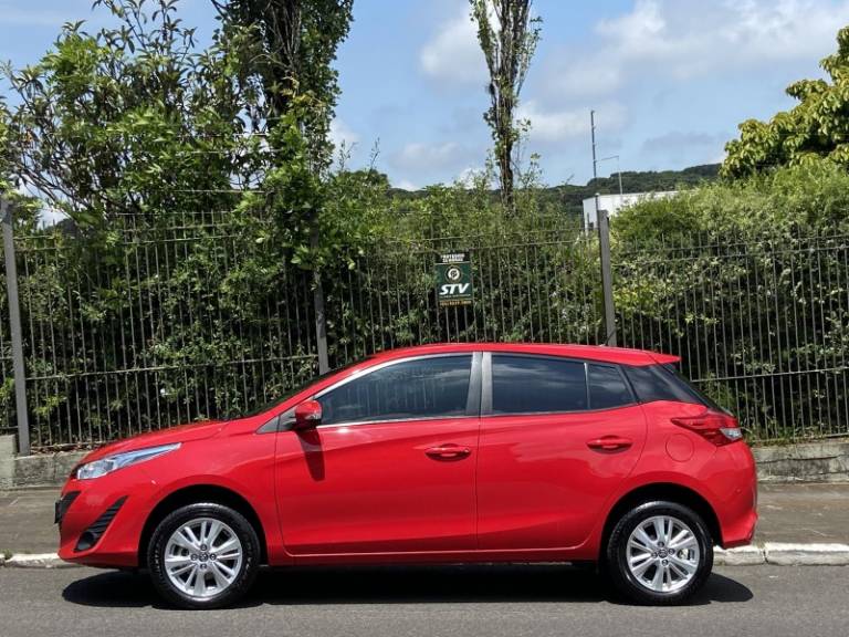 TOYOTA - YARIS - 2018/2019 - Vermelha - R$ 72.000,00