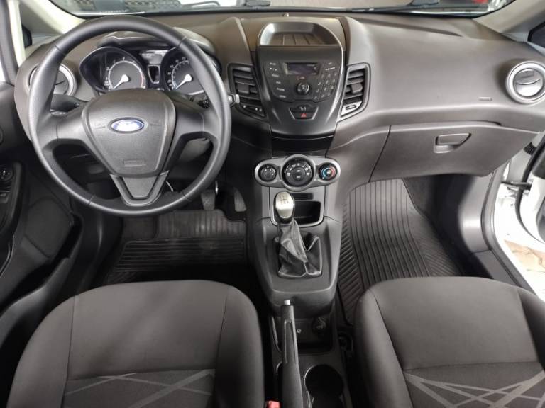 FORD - FIESTA - 2015/2015 - Branca - R$ 46.000,00