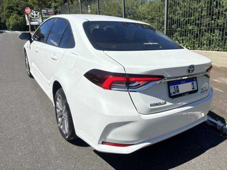 TOYOTA - COROLLA - 2021/2022 - Branca - R$ 142.000,00