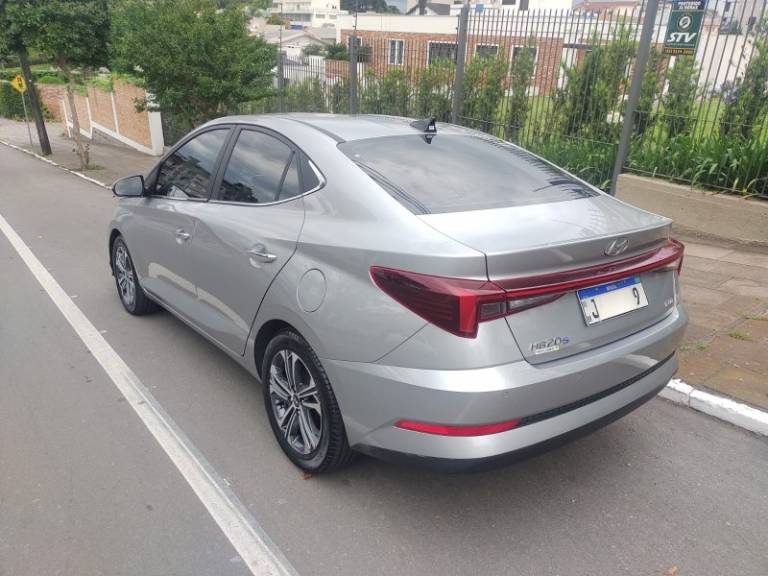 HYUNDAI - HB20S - 2022/2023 - Prata - R$ 110.000,00