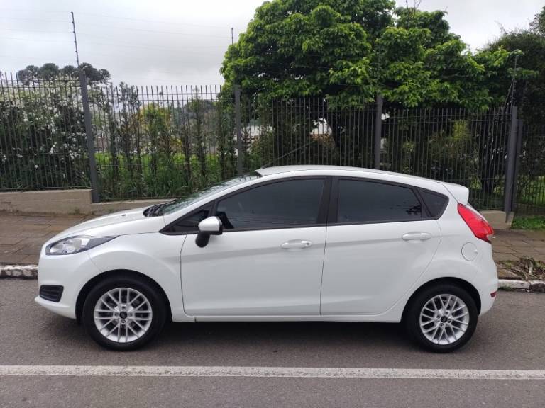 FORD - FIESTA - 2015/2015 - Branca - R$ 46.000,00