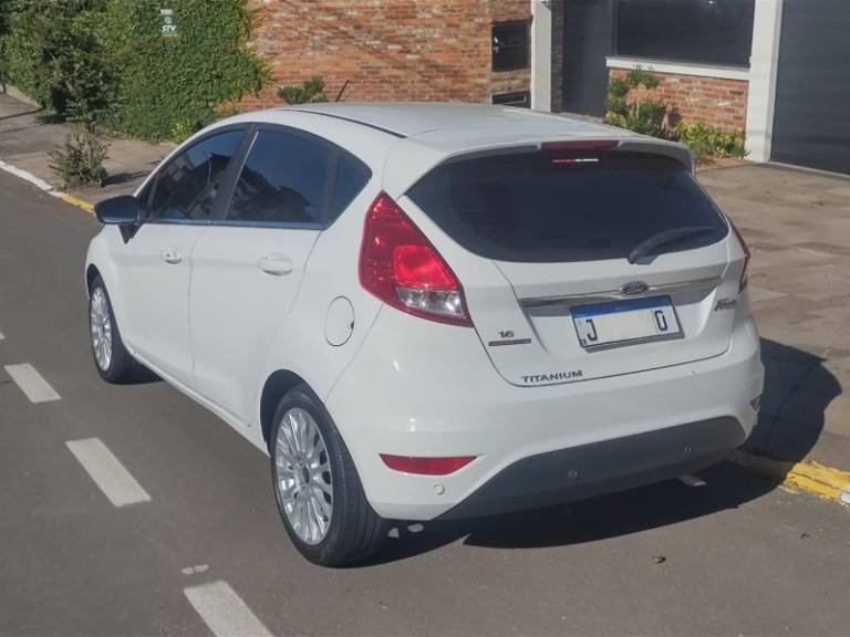 FORD - FIESTA - 2015/2016 - Branca - R$ 57.000,00