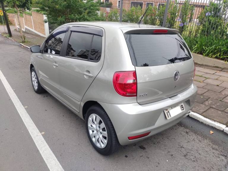 VOLKSWAGEN - FOX - 2013/2013 - Prata - R$ 45.000,00