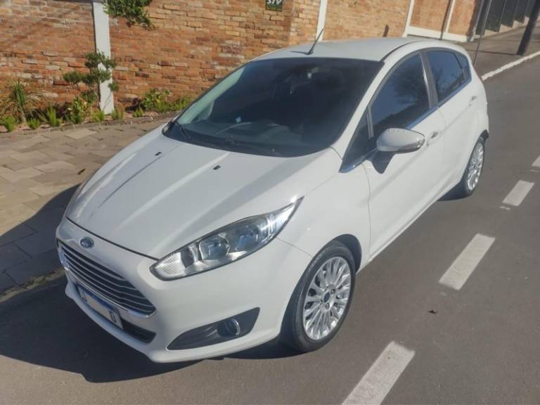 FORD - FIESTA - 2015/2016 - Branca - R$ 57.000,00