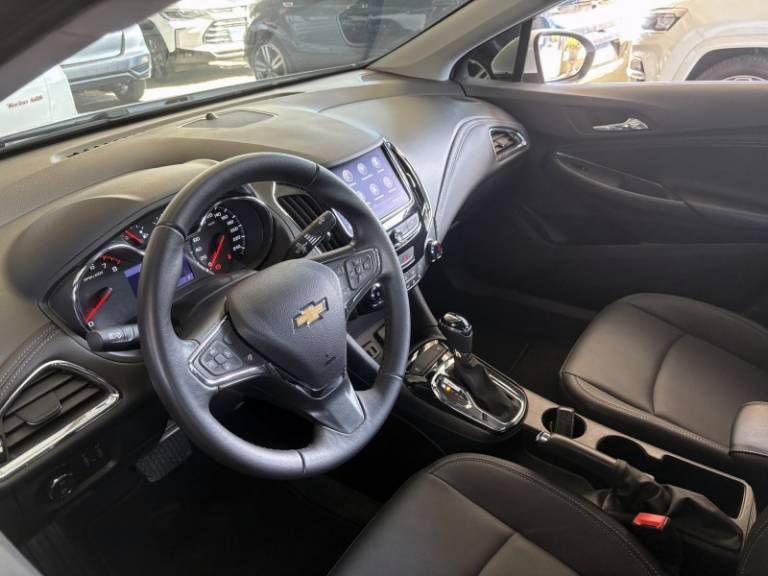 CHEVROLET - CRUZE - 2022/2023 - Branca - R$ 129.800,00