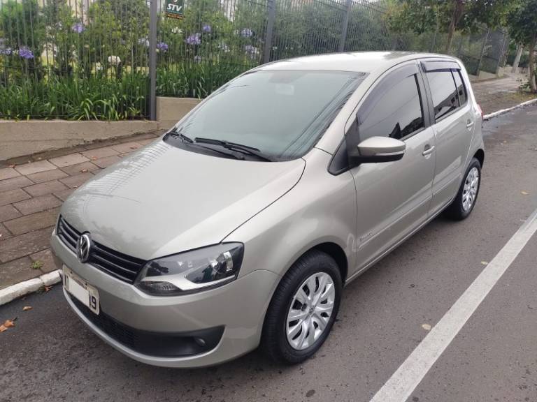 VOLKSWAGEN - FOX - 2013/2013 - Prata - R$ 45.000,00