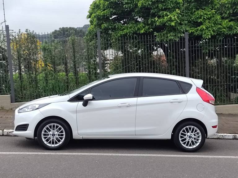 FORD - FIESTA - 2015/2015 - Branca - R$ 46.000,00