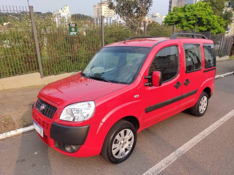 FIAT - DOBLÓ - 2014/2015 - Vermelha - R$ 57.000,00