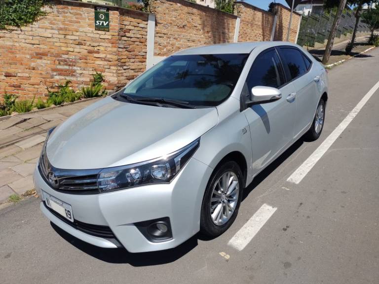 TOYOTA - COROLLA - 2015/2016 - Prata - R$ 88.000,00