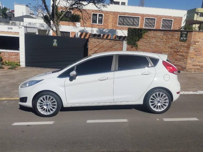 FORD - FIESTA - 2015/2016 - Branca - R$ 57.000,00