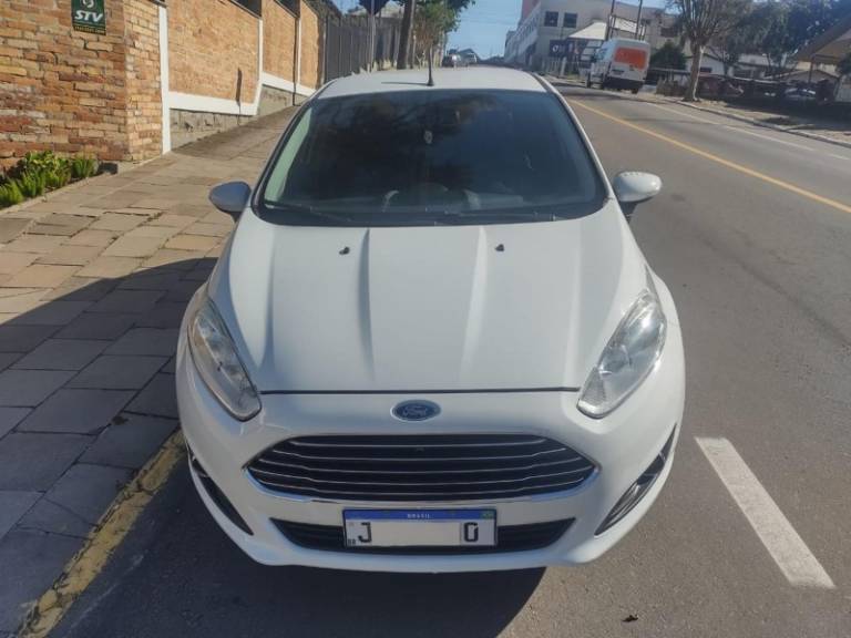 FORD - FIESTA - 2015/2016 - Branca - R$ 57.000,00