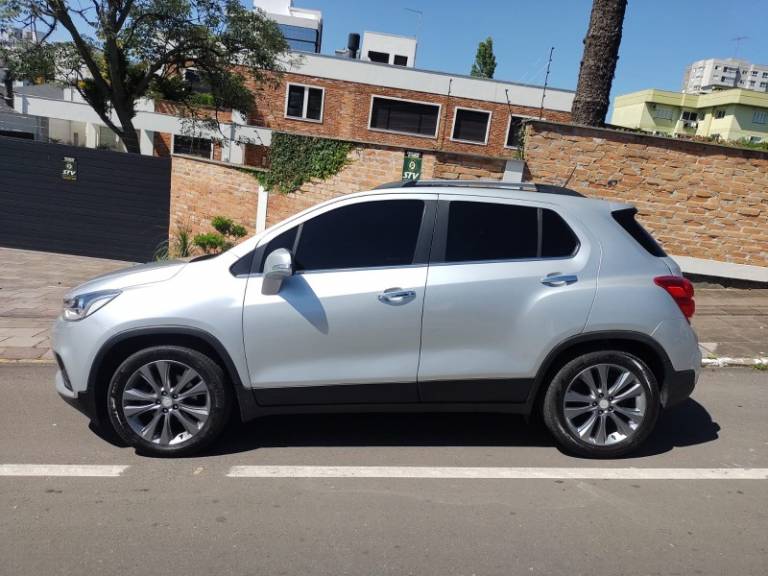 CHEVROLET - TRACKER - 2018/2019 - Prata - R$ 99.000,00